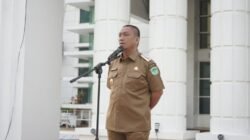 Bupati Irwan Tegaskan Pentingnya Kedisplinan Atribut Pakaian