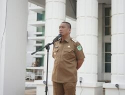 Bupati Irwan Tegaskan Pentingnya Kedisplinan Atribut Pakaian