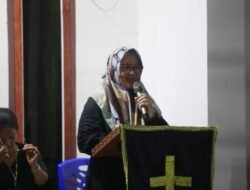 Wabup Puspawati Hadiri Malam Penghiburan di Desa Cendana Hitam Timur